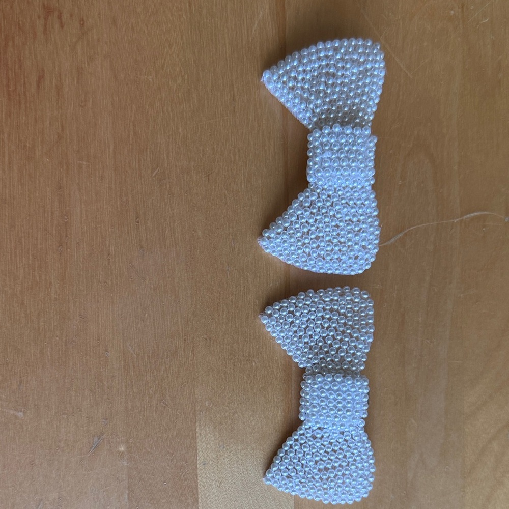 White pearl shoe clips that change you shoes into an elegant second pair of shoe